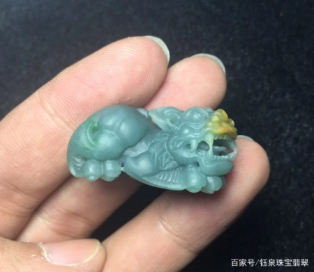 在翡翠市场中，“B货”翡翠不能买，那么它该如何鉴别呢？